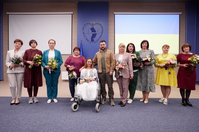 Президент України закликав усіх подякувати нашим медсестрам та медбратам